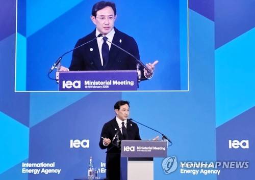 최윤범 고려아연 회장, IEA '핵심광물 공급망' 세션 발언 (서울=연합뉴스) 최윤범 고려아연 회장이 18일(현지시간) 프랑스 파리에서 열린 IEA 각료이사회 중 개최된 '정부-산업계 토론회: 핵심광물 공급망' 세션에서 발언하고 있다. 2026.2.19 [고려아연 제공. 재판매 및 DB 금지] photo@yna.co.kr photo@yna.co.kr
