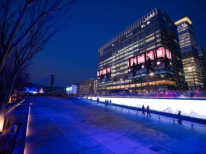 광화문광장 인근 건물 대형 옥외전광판 방탄소년단 '워킹 영상' /서울시 제공