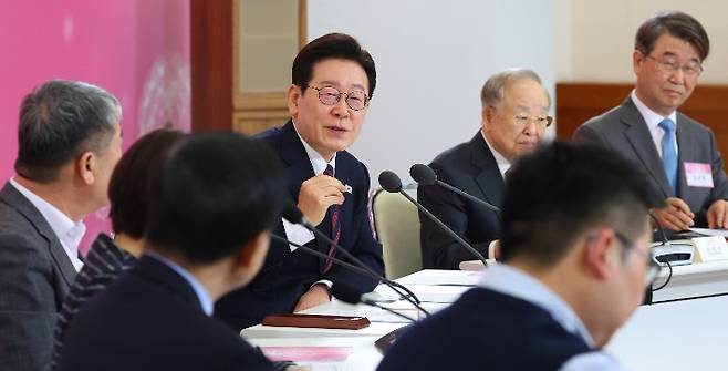 이재명 대통령이 19일 경제사회노동위원회 제1기 출범을 맞이해 청와대에서 열린 노동정책 토론회에서 발언하고 있다. 연합뉴스