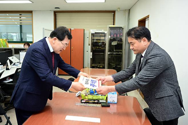 주낙영 국민의힘 경주시장 예비후보가 지난 17일 경주선관위에 후보 등록을 하고 있다. 주낙영 후보 제공