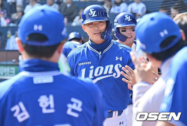 [OSEN=창원, 이석우 기자] 19일 창원NC파크에서 2026 신한 SOL KBO 리그 시범경기 NC 다이노스와 삼성 라이온즈의 경기가 열렸다. 홈팀 NC는 토다가, 방문팀 삼성은 이승현이 선발 출전했다. 삼성 라이온즈 전병우가 7회초 무사 만루 좌월 만루 홈런을 치고 동료들의 축하를 받고 있다. 2026.03.19 / foto0307@osen.co.kr