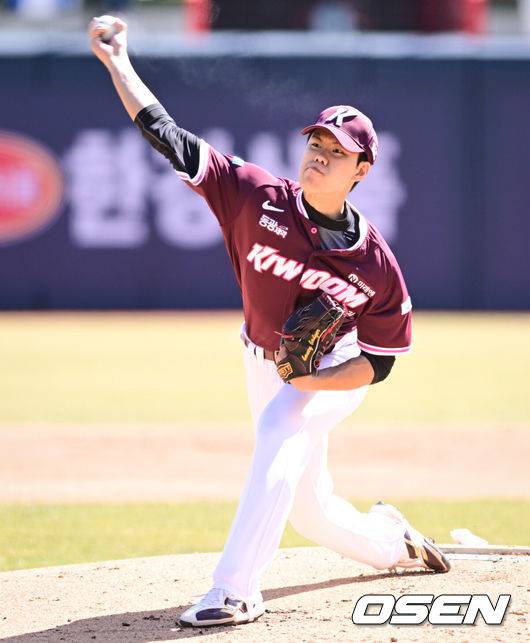 [OSEN=수원, 조은정 기자]19일 경기도 수원 KT위즈파크에서 ‘2026 신한 SOL KBO리그’ 시범경기 KT 위즈와 키움 히어로즈의 경기가 열렸다.KT는 선발 투수로 보쉴리를, 키움은 김윤하를 마운드에 올렸다.1회말 키움 김윤하가 역투하고 있다. 2026.03.19 /cej@osen.co.kr
