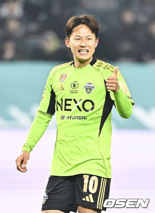 [OSEN=전주, 박준형 기자] 18일 전북 전주월드컵경기장에서 '하나은행 K리그1 2026'&nbsp;전북 현대와 FC안양의 경기가 진행됐다.  FC안양은 개막 3경기 무패로 상승세를 이어가고 있고 3위에 랭크됐다. 반면 디펜딩 챔프 전북 현대는 시즌 첫 승을 위해 3전 4기에 도전한다.후반 전북 현대 이승우가 동료를 향해 엄지손가락을 보이고 있다.   2026.03.18 / soul1014@osen.co.kr