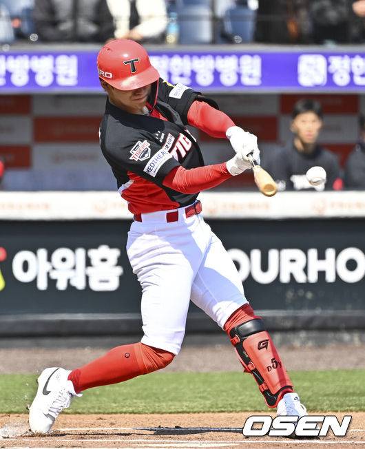 [OSEN=대전, 박준형 기자] 20일 오후 대전 한화생명볼파크에서 2026 신한 SOL KBO 리그 시범경기 한화 이글스와 KIA 타이거즈의 경기를 진행됐다.전날 한화는 4-5로 끌려가다 9회말 허인서의 동점 홈런과 김태연의 끝내기 홈런으로 7-5 역전승을 거두고 2연패를 끊었다.1회초 1사 2루 KIA 김도영이 선취 1타점 적시 2루타를 날리고 있다.   2026.03.20 / soul1014@osen.co.kr