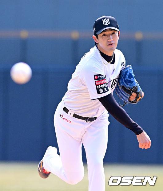 [OSEN=수원, 지형준 기자] 20일 경기도 수원 KT위즈파크에서 ‘2026 신한 SOL KBO리그’ 시범경기 KT 위즈와 키움 히어로즈의 경기가 열렸다.KT는 10위(1승 2무 4패), 키움는 공동 8위(2승 1무 4패)를 기록중이다. 1회초 KT 고영표가 역투하고 있다. 2026.03.20&nbsp;/ jpnews@osen.co.kr