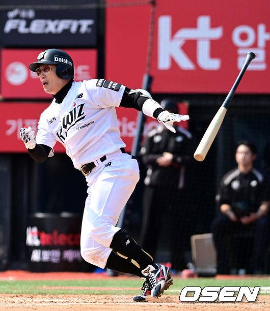 [OSEN=수원, 지형준 기자] 20일 경기도 수원 KT위즈파크에서 ‘2026 신한 SOL KBO리그’ 시범경기 KT 위즈와 키움 히어로즈의 경기가 열렸다.KT는 10위(1승 2무 4패), 키움는 공동 8위(2승 1무 4패)를 기록중이다. 4회말 1사 1,2루에서 KT 허경민이 1타점 좌전 적시타를 날리고 있다. 2026.03.20&nbsp;/ jpnews@osen.co.kr