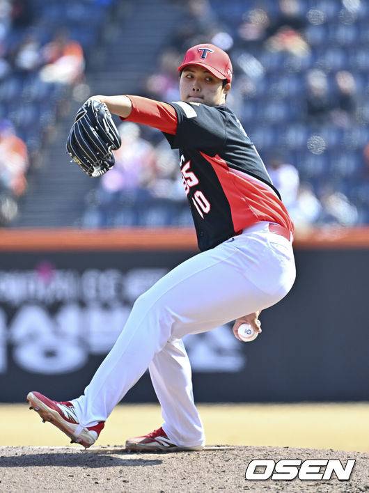 [OSEN=대전, 박준형 기자] 20일 오후 대전 한화생명볼파크에서 2026 신한 SOL KBO 리그 시범경기 한화 이글스와 KIA 타이거즈의 경기를 진행됐다.전날 한화는 4-5로 끌려가다 9회말 허인서의 동점 홈런과 김태연의 끝내기 홈런으로 7-5 역전승을 거두고 2연패를 끊었다.2회말 KIA 선발투수 김태형이 역투하고 있다.   2026.03.20 / soul1014@osen.co.kr