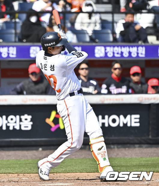 [OSEN=대전, 박준형 기자] 20일 오후 대전 한화생명볼파크에서 2026 신한 SOL KBO 리그 시범경기 한화 이글스와 KIA 타이거즈의 경기를 진행됐다.전날 한화는 4-5로 끌려가다 9회말 허인서의 동점 홈런과 김태연의 끝내기 홈런으로 7-5 역전승을 거두고 2연패를 끊었다.3회말 1사 한화 채은성이 2루타를 날리고 있다.  2026.03.20 / soul1014@osen.co.kr