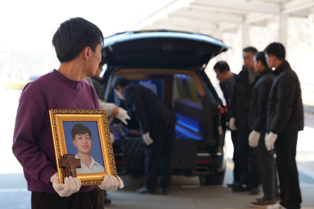 ▲용인 화장터에 도착한 조문객들이 운구차량에서 뚜안 씨의 관을 꺼내고 있다. ⓒ프레시안(손가영)