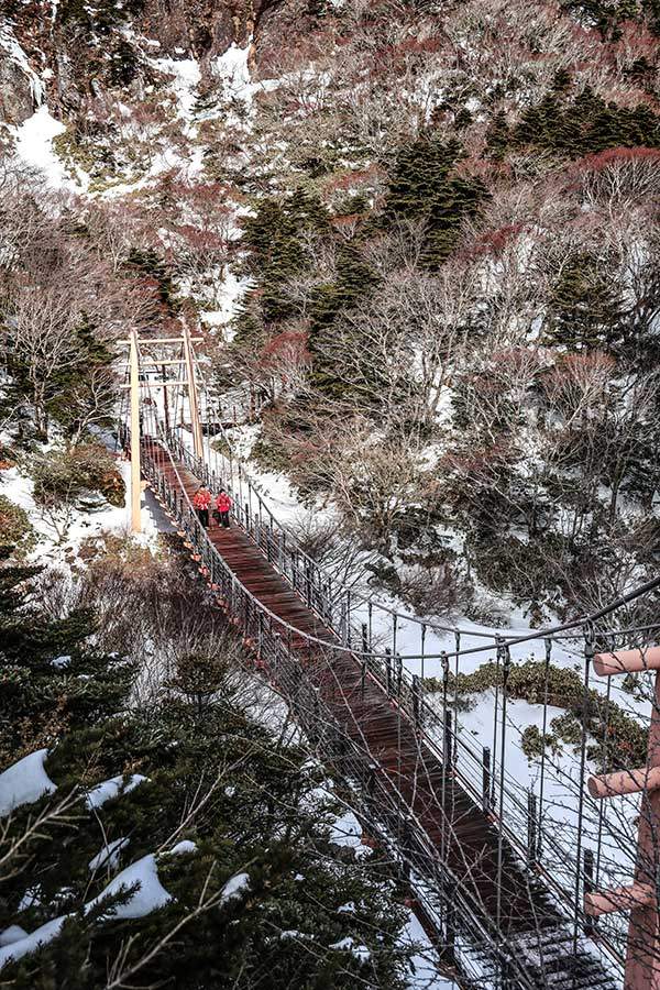 용진각 현수교를 지나고 있다. 겨우내 쌓여 있던 눈이 녹으며 봄이 오고있다.