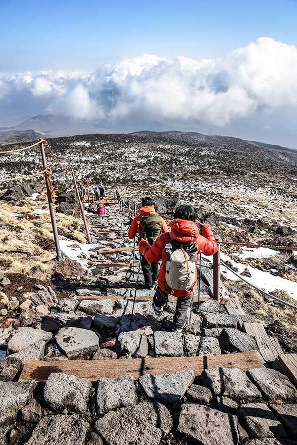 성판악 코스로 하산하는 길. 햇빛에 눈이 녹아 돌 계단이 그대로 드러났다.