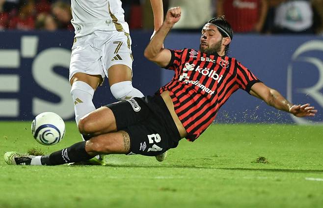 LAFC 손흥민(왼쪽)이 18일 코스타리카 알라후엘라 에스타디오 알레한드로 모레라 소토에서 열린 2026 북중미카리브해축구연맹(CONCACAF) 챔피언스컵 16강 2차전 알라후엘렌세와 원정 경기에서 상대 수비수로부터 거친 태클을 당하고 있다. 알라후엘라=AFP연합뉴스