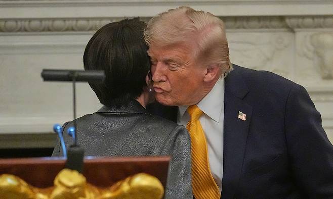 다카이치 사나에(왼쪽) 일본 총리가 19일(현지시간) 백악관 국빈 만찬장(State Dining Room)에서 열린 만찬에 참석해 도널드 트럼프 대통령과 볼을 맞대며 인사를 나누고 있다. AP통신