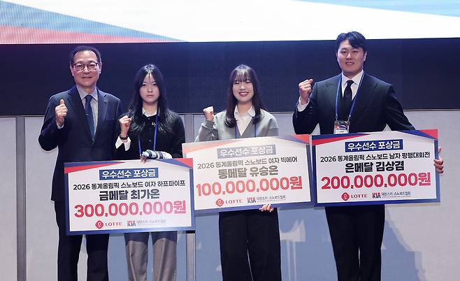 최홍훈 대한스키스노보드협회장(맨 왼쪽)이 19일 서울 송파구 시그니엘 서울에서 열린 2026 밀라노·코르티나담페초 동계올림픽 스키·스노보드 국가대표 격려행사에서 한국 설상 종목 최초로 금메달을 목에 건 최가온(왼쪽 두 번째), 스노보드 남자 평행대회전 은메달을 획득한 김상겸, 스노보드 여자 빅에어 동메달을 딴 유승은에게 우수선수 포상금을 전달 한 뒤 기념촬영을 하고 있다. 뉴스1