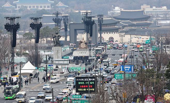 그룹 방탄소년단(BTS) 완전체 컴백 공연이 하루 앞으로 다가온 20일 서울 광화문광장에서 무대 준비가 진행되고 있다. 뉴스1