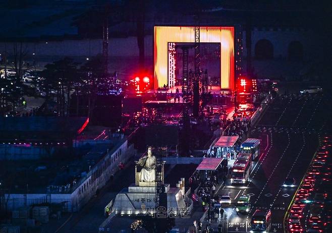방탄소년단(BTS) 광화문 컴백 공연을 이틀 앞둔 19일 저녁 서울 종로구 광화문 광장에서 막바지 무대 준비 작업이 이어지고 있다. 2026.3.19 이지훈 기자