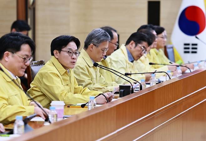 산업통상부 확대간부회의 - 김정관 산업통상부 장관이 19일 정부세종청사에서 열린 산업통상부 확대간부회의를 주재하고 있다. 산업통상부 제공