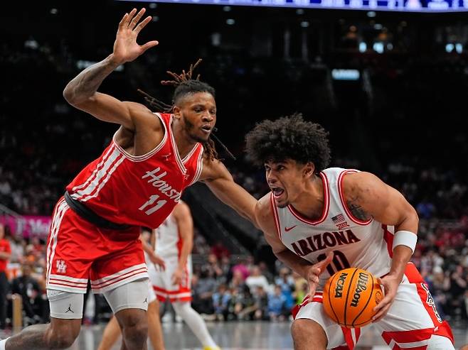 2026년 전미대학체육협회(NCAA) 남자 농구 대회가 열리는 가운데 14일(현지시간) 미주리주 캔자스시티에서 열린 빅 12 컨퍼런스 토너먼트 챔피언십에서 애리조나의 코아 피트(10)가 휴스턴의 조셉 터글러(11)의 수비를 뚫으려 하고 있다. 2026.3.14. AP 뉴시스