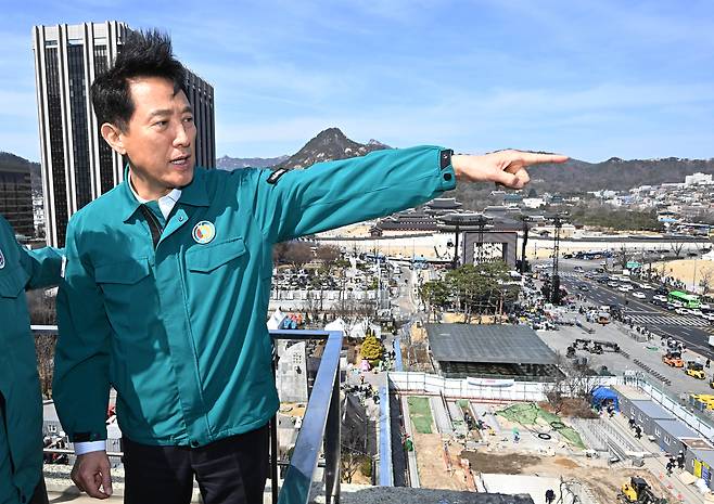 오세훈 서울시장이 이달 19일 서울 종로구 세종문화회관에서 광화문광장에 준비 중인 방탄소년단(BTS)의 컴백 공연 무대 설치 현장을 살펴보고 있다.연합뉴스