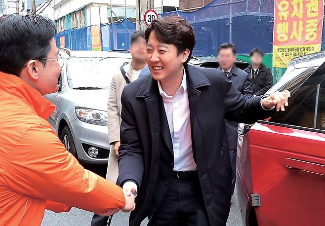 이준석 개혁신당 대표가 2월27일 부산 부산진구 부전동 정이한 부산시장 예비후보 선거사무소를 찾아 정 후보와 인사하고 있다. ⓒ연합뉴스