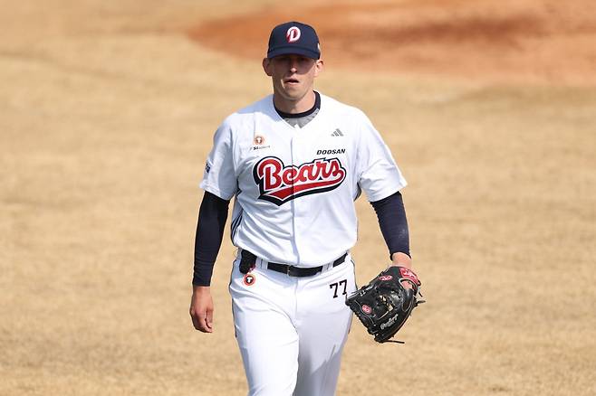 두산 크리스 플렉센이 12일 이천 키움과 시범경기서 투구를 마친 뒤 덕아웃으로 향하고 있다. 사진제공｜두산 베어스