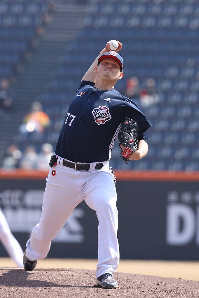 두산 크리스 플렉센이 17일 대전 한화와 시범경기서 역투하고 있다. 사진제공｜두산 베어스