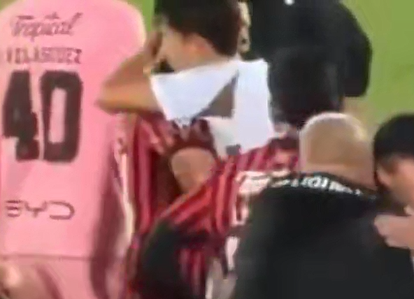 살라사르가 경기 후 손흥민과 이야기를 나누고 있다. 살라사르 SNS 캡처