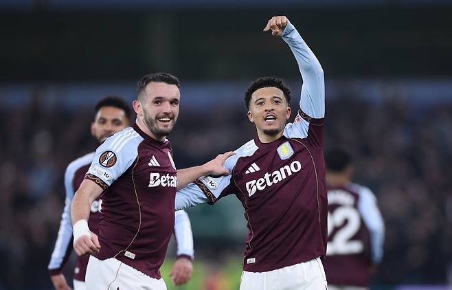 애스턴 빌라 존 맥긴(왼쪽)이 20일 유로파리그 16강 2차전에서 제이든 산초의 어시스트를 받아 골을 넣은 뒤 함께 기뻐하고 있다. EPA연합뉴스