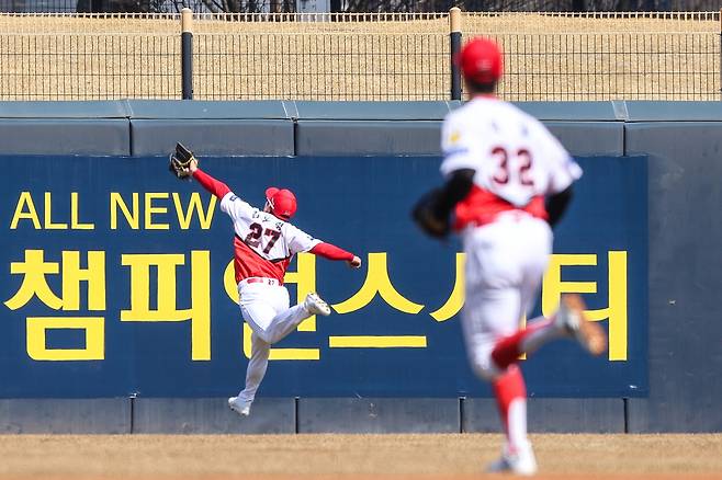 KIA 김호령이 외야에서 달려자 타구를 잡고 있다. KIA 타이거즈 제공