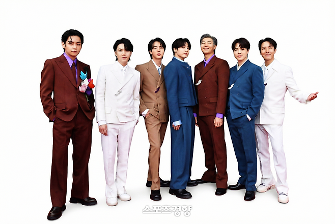 포즈를 취하고 있는 그룹 방탄소년단. 경향신문 자료사진