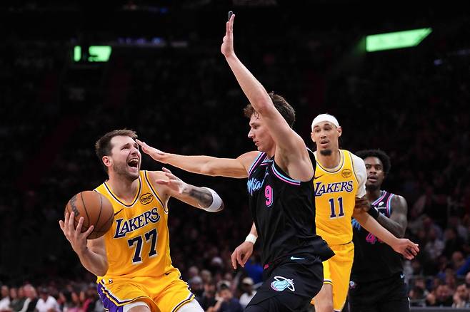 LA 레이커스 돈치치가 20일 마이애미전에서 펠레 라르손의 수비를 뚫고 돌파하고 있다. AFP연합뉴스