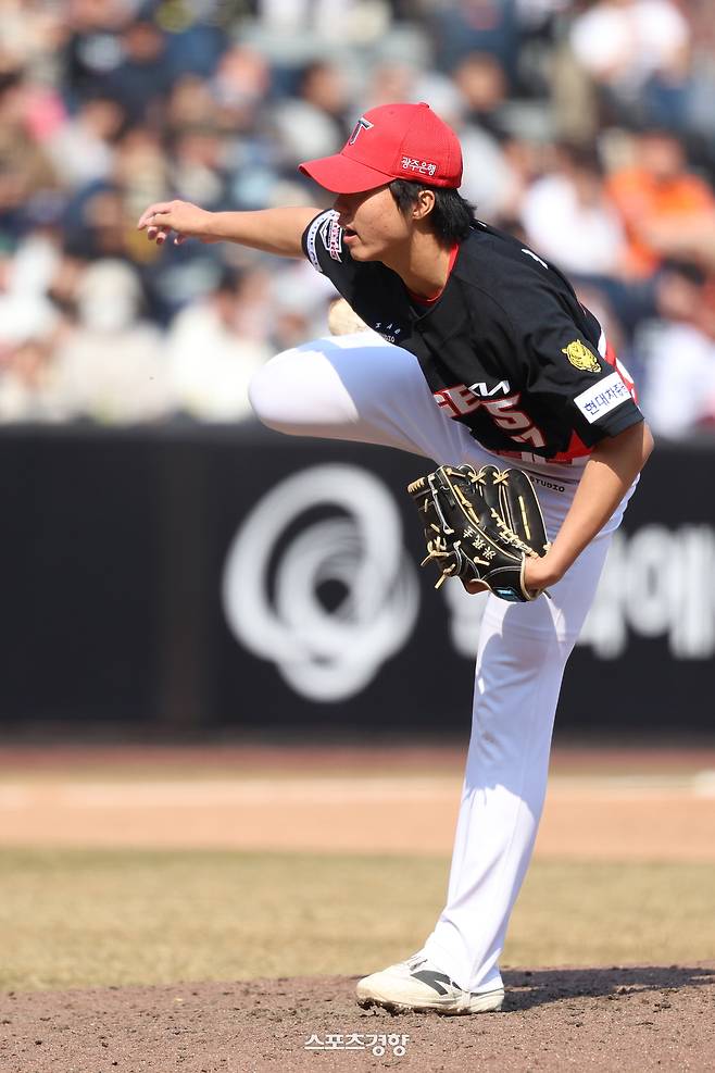 KIA 홍민규가 20일 한화와 시범경기에서 호투하고 있다. KIA 타이거즈 제공