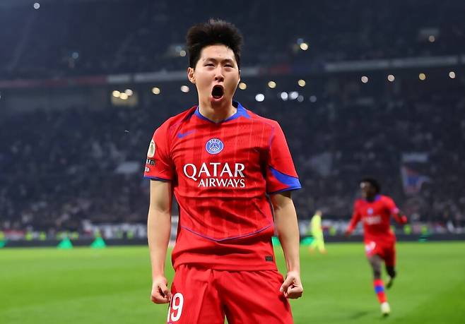 ▲ 이강인은 팀이 승기를 완전히 굳힌 후반 28분에야 교체로 출전했다. 이번 시즌 챔피언스리그 9경기 연속 교체 출전이라는 다소 아쉬운 흐름이 이어졌으나, 짧은 시간에도 불구하고 안정적인 볼 배급을 선보이며 경기를 매듭지었다. ⓒ 파리 생제르맹