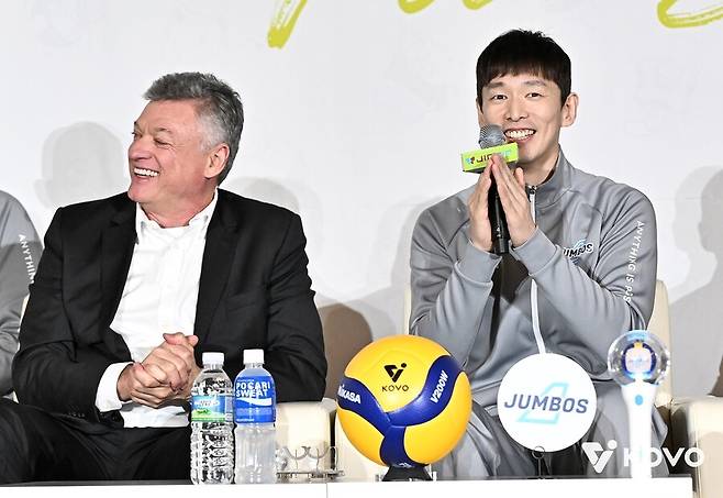 ▲ 왼쪽부터 대한항공 헤난 달 조토 감독, 한선수 ⓒKOVO