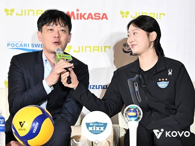 ▲ 왼쪽부터 이영택 감독, 권민지 ⓒKOVO