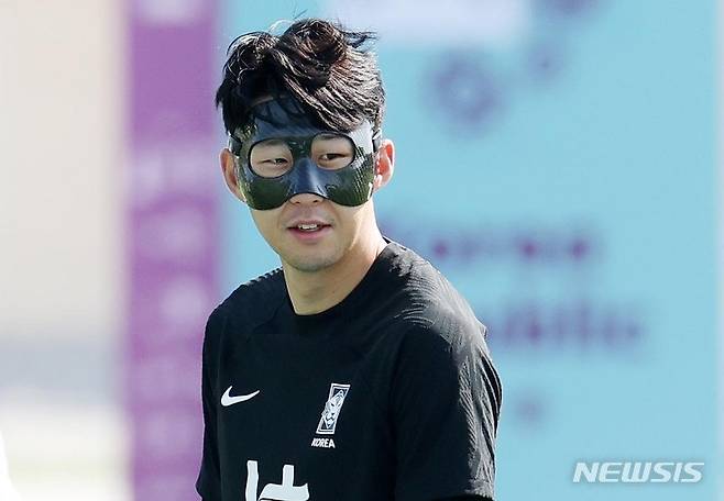 2022 카타르 월드컵 당시 보호용 마스크를 쓴 손흥민의 모습. /사진=뉴시스