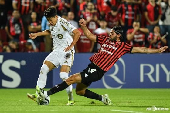 손흥민(왼쪽)이 지난 18일 오전 10시(한국시간) 코스타리카 알라후엘라의 에스타디오 알레한드로 모레라 소토에서 열린 2026 북중미카리브축구연맹(CONCACACF) 챔피언스컵 16강 2차전 도중 크로스를 시도하고 있다. 이를 저지하는 살라자르. /AFPBBNews=뉴스1