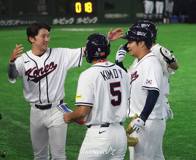 야구 대표팀 박해민(왼쪽)이 지난 5일 도쿄돔에서 열린 2026 WBC 도쿄POOL 개막 두번째경기 한국과 체코전 1회말 1사 만루에서 만루홈런을 터트린 문보경(오른쪽)을 반기고 있다. /사진=강영조 선임기자