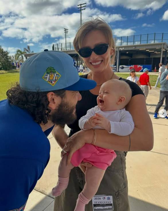 코디 폰세(왼쪽)와 딸을 안고 있는 그의 아내 엠마 폰세. /사진=폰세 SNS