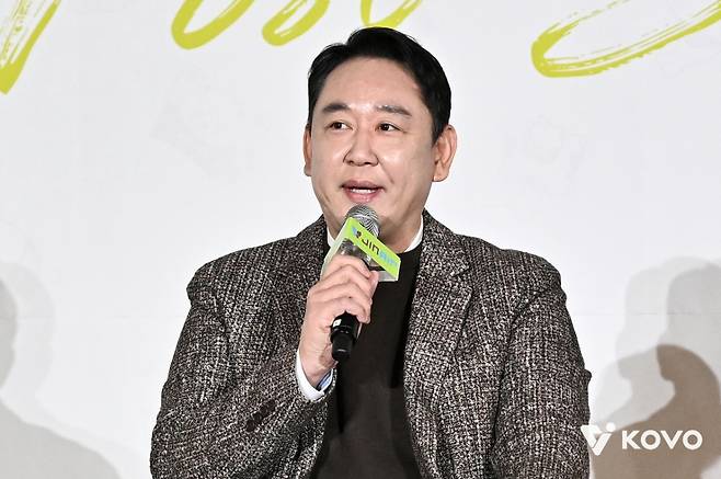 최태웅 SBS스포츠 해설위원이 20일 서울 강남구 호텔 리베라 청담에서 열린 진에어 2025~2026 V-리그 포스트시즌 미디어데이에서 포스트시즌 진출팀들의 정규리그 리뷰와 포스트시즌 진출팀 간 상대를 직접 비교하고 있다. /사진=한국배구연맹 제공