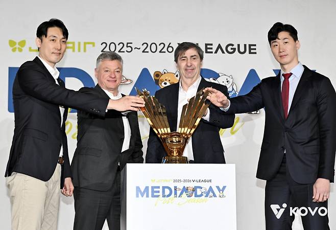 20일 서울 강남구 호텔 리베라 청담에서 열린 진에어 2025~2026 V-리그 포스트시즌 미디어데이에 참석한 포스트시즌 진출팀 사령탑들. /사진=한국배구연맹 제공