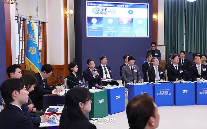 이억원 금융위원장이 지난 3월 18일 청와대에서 열린 자본시장 안정과 정상화 간담회에서 ‘자본시장 안정을 위한 체질 개선 방안’을 발표하고 있다. 청와대사진기자단