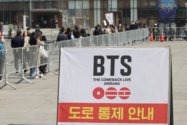 방탄소년단(BTS)의 서울 광화문광장 컴백 공연을 앞둔 17일 서울 종로구 KT 광화문빌딩앞에 도로통제 안내판이 설치 되어 있다. 사진=임준선(이오이미지)