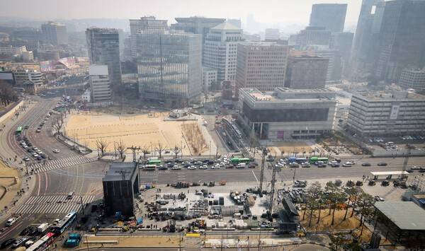 방탄소년단(BTS)의 서울 광화문광장 컴백 공연을 앞둔 17일 서울 종로구 광화문광장에서 무대 설치 작업이 진행되고 있다. 사진=임준선(이오이미지)