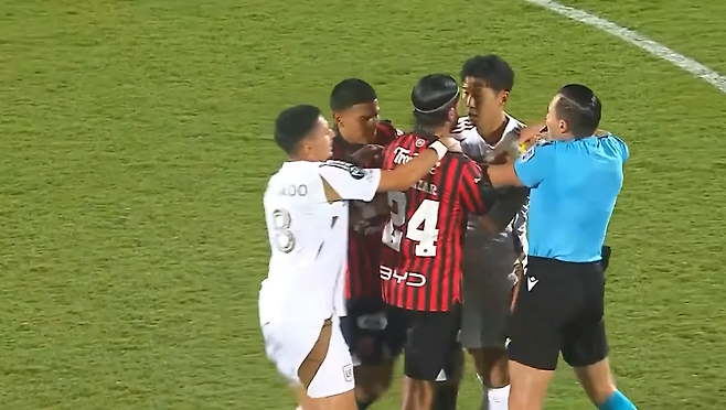 손흥민(LAFC)이 경기 도중 상대의 거친 태클에 격분했다. 그대로 몸싸움까지 벌어졌다. 이 흔하지 않은 광경에 영국 언론도 주목했다. 영국 더선은 18일(한국시간) 전 토트넘 스타 손흥민이 거친 태클을 당한 뒤 상대 선수와 정면으로 맞서며 몸싸움을 벌였다고 보도했다. 후반 3분 손흥민은 상대 진영으로 직접 공을 몰고 전진하던 도중 알라후엘렌세 수비수 아론 살라자르의 거친 태클에 쓰러졌다. 손흥민은 살라자르에게 달려가 얼굴을 맞댄 채 강하게 항의했다. SNS