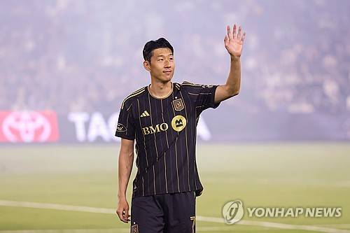 손흥민(LAFC)이 경기 도중 상대의 거친 태클에 격분했다. 그대로 몸싸움까지 벌어졌다. 이 흔하지 않은 광경에 영국 언론도 주목했다. 영국 더선은 18일(한국시간) 전 토트넘 스타 손흥민이 거친 태클을 당한 뒤 상대 선수와 정면으로 맞서며 몸싸움을 벌였다고 보도했다. 후반 3분 손흥민은 상대 진영으로 직접 공을 몰고 전진하던 도중 알라후엘렌세 수비수 아론 살라자르의 거친 태클에 쓰러졌다. 손흥민은 살라자르에게 달려가 얼굴을 맞댄 채 강하게 항의했다. 연합뉴스