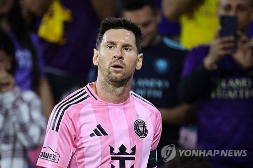 리오넬 메시(인터 마이애미)가 또 하나의 전설적인 기록을 세웠다. 통산 900호골이라는 금자탑을 세웠으나 소속팀이 패배하면서 빛이 바랬다. 인터 마이애미는 19일(한국시간) 미국 플로리다주 마이애미 체이스 스타디움에서 열린 내슈빌SC와의 2026 북중미카리브해축구연맹(CONCACAF) 챔피언스컵 16강 2차전에서 1-1로 비겼다. 1차전 원정에서 0-0으로 비겼던 인터 마이애미는 합산 스코어 1-1 동률을 이뤘지만 홈에서 실점한 탓에 원정 다득점 원칙에 밀려 8강 진출에 실패했다. 연합뉴스