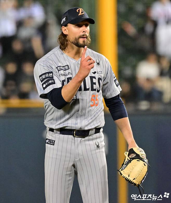 라이언 와이스(휴스턴 애스트로스)가 미국 플로리다주 웨스트팜비치의 캑타이파크 오브 더 팜 비치에서 열린 2026 미국 메이저리그(MLB) 뉴욕 메츠와의 시범경기에 구원 등판해 ⅔이닝 2피안타 4볼넷 3실점을 기록했다. 최고구속은 96.7마일(약 156km/h)이 찍혔다. 와이스의 한화 시절 모습. 엑스포츠뉴스 DB