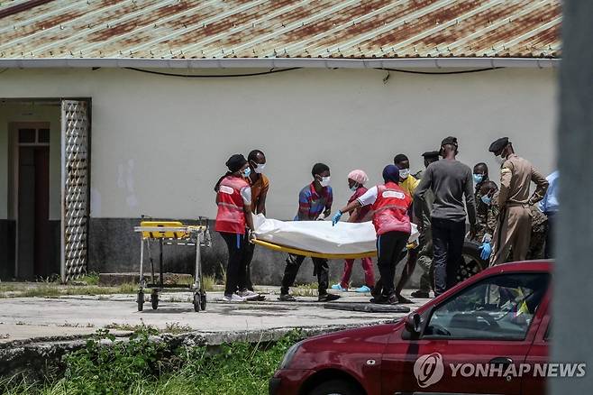 19일(현지시간) 코모로 미차미울리의 한 병원에서 직원들이 물에 빠진 희생자 시신을 옮기고 있다.[AFP=연합뉴스. 재판매 및 DB 금지]