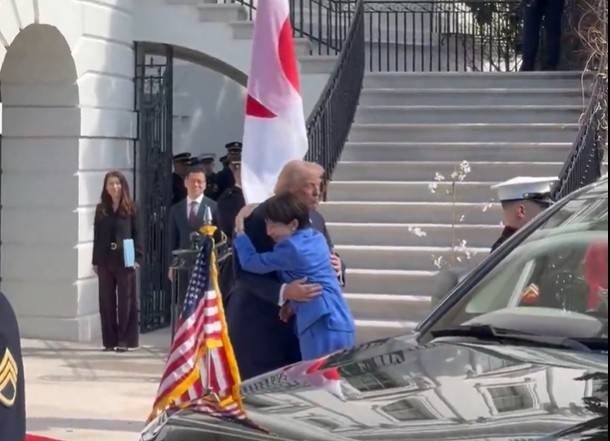 포옹하는 미일 정상 [마고 마틴 백악관 언론보좌관 엑스 영상 캡처. 재판매 및 DB 금지]